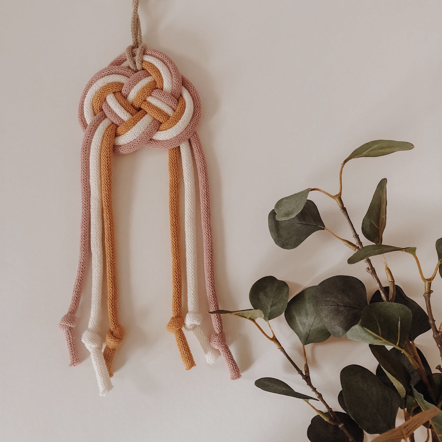 Wall Knot ‘Astrid’ - Tricolour - Macrame wall hanging - knottinger.