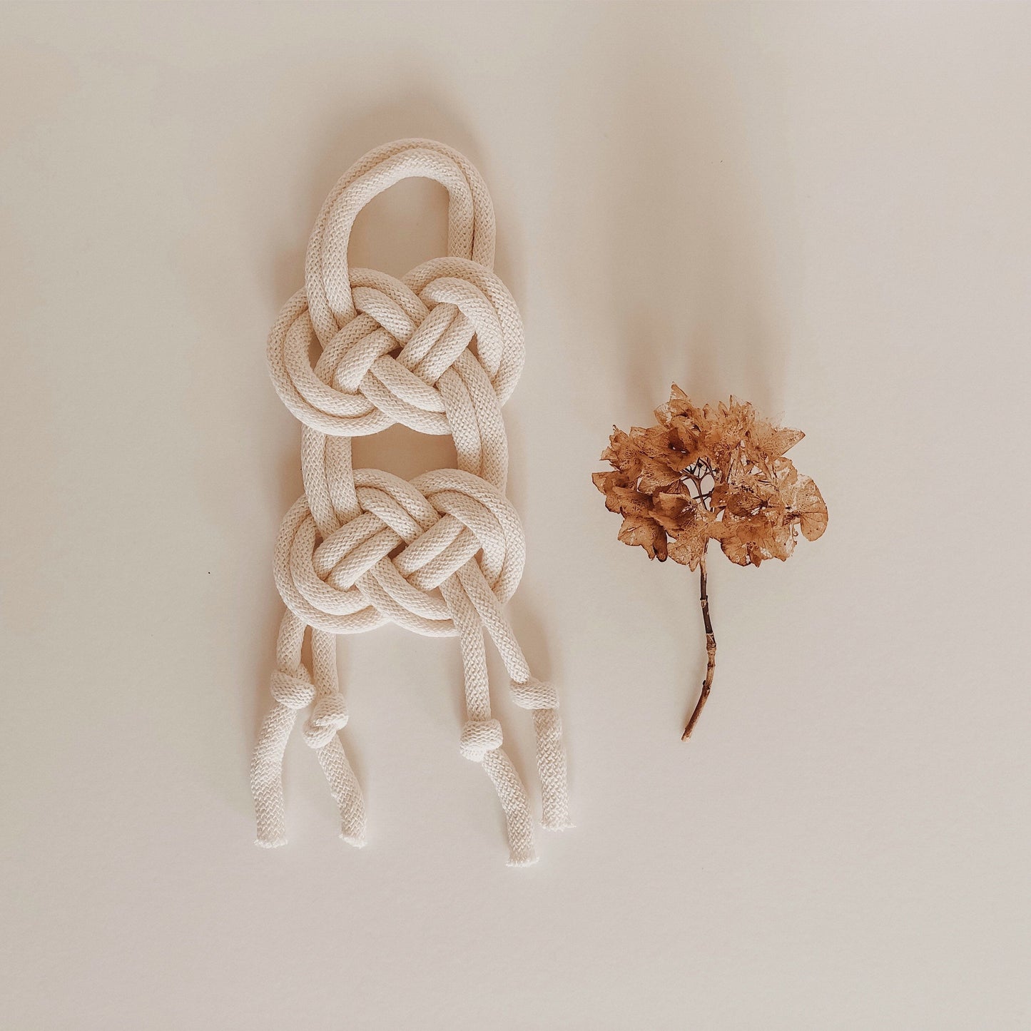 Wall Knot ‘Noomi’ - Macrame wall hanging - knottinger.